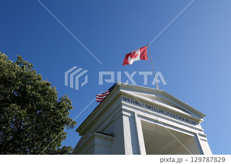 歩いて渡れるアメリカとカナダの国境Peace Arch 129787829