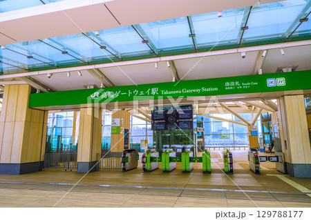 日本の東京都市景観8月19日 高輪ゲートウェイ駅 南改札などを望む 129788177