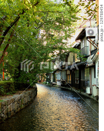 京都・高瀬川沿いに立ち並ぶ風情ある古民家 129788454