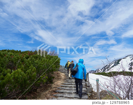 観光名所立山黒部アルペンルートの室堂山頂の雪景色を楽しむ観光客の姿	 129788965