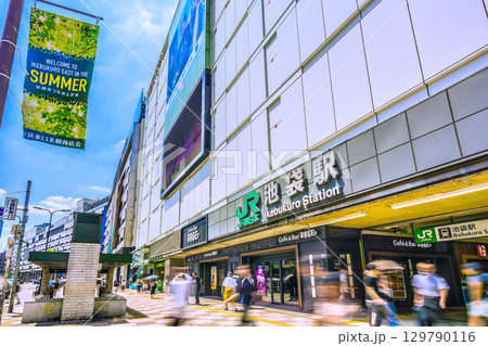 日本の東京都市景観8月19日。インバウンド続く…賑わう池袋駅東口(北)などを望む 日本の東京都市景観8月19日。インバウンド続く…賑わう池袋駅東口(北)などを望む 129790116