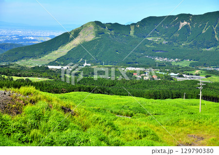 数鹿流崩れ／阿蘇ファームランド周辺を望む(熊本県南阿蘇村)【2025.7】 129790380