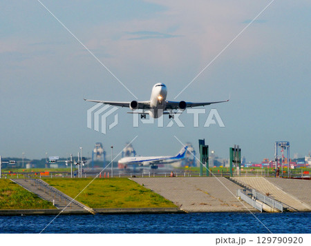 羽田空港から離陸するJAL機と滑走路に進入するANA機 羽田空港から離陸するJAL機と滑走路に進入するANA機 129790920