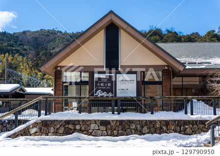 天橋立駅、伊根の舟屋を模した雪景色の駅舎、京都府宮津市 129790950