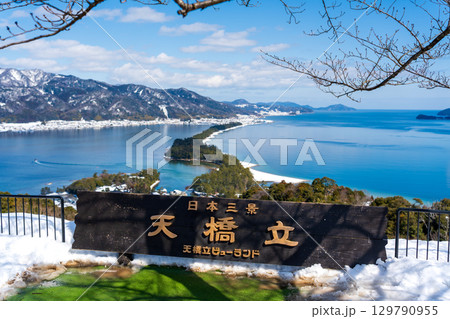 天橋立ビューランドの看板と雪の天橋立 129790955