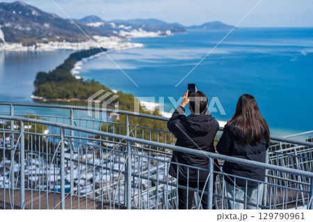 飛龍観回廊を歩く観光客と冬の天橋立 飛龍観回廊を歩く観光客と冬の天橋立 129790961