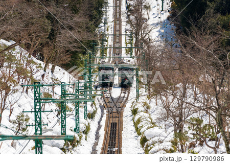 天橋立ケーブルカー、雪の府中駅と急勾配を登る車両　中間点でのすれ違い 129790986