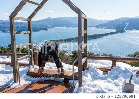 天橋立傘松公園で股のぞきをする男性 天橋立傘松公園で股のぞきをする男性 129790991