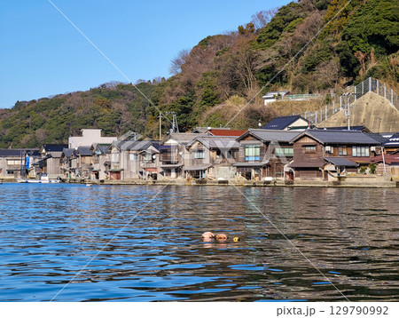 伊根の舟屋、冬の漁村風景 129790992