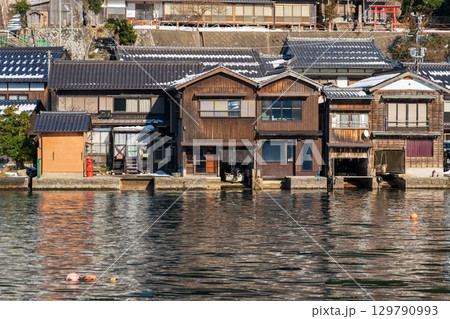 伊根の舟屋、冬の漁村風景 129790993