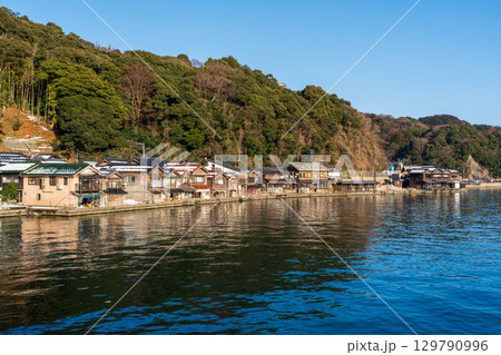 伊根の舟屋、冬の漁村風景 伊根の舟屋、冬の漁村風景 129790996