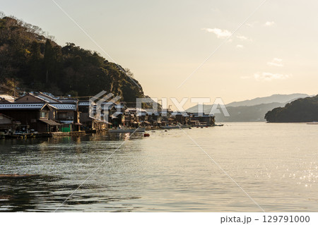 夕暮れの伊根の舟屋、冬の漁村風景 夕暮れの伊根の舟屋、冬の漁村風景 129791000