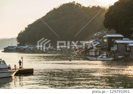 夕暮れの伊根の舟屋、冬の漁村風景 129791001