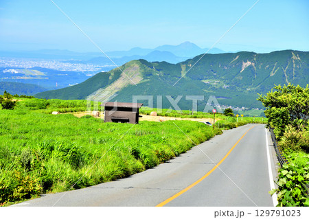 阿蘇くまもと空港／数鹿流崩れ周辺を望む(熊本県南阿蘇村)【2025.7】 129791023