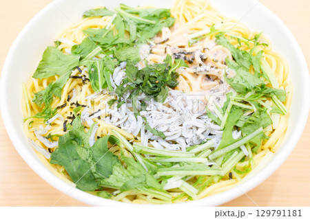 コンビニの美味しいパスタ、大葉とたらことしらすの和風スパゲティ 129791181