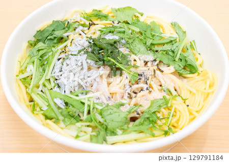 コンビニの美味しいパスタ、大葉とたらことしらすの和風スパゲティ コンビニの美味しいパスタ、大葉とたらことしらすの和風スパゲティ 129791184