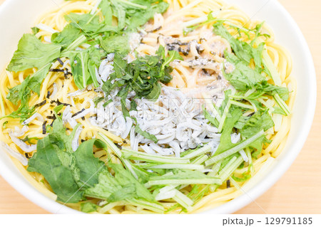 コンビニの美味しいパスタ、大葉とたらことしらすの和風スパゲティ コンビニの美味しいパスタ、大葉とたらことしらすの和風スパゲティ 129791185