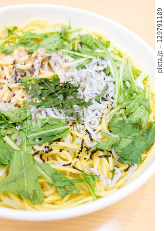 コンビニの美味しいパスタ、大葉とたらことしらすの和風スパゲティ 129791189