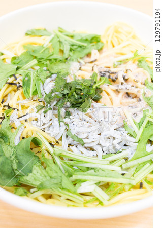 コンビニの美味しいパスタ、大葉とたらことしらすの和風スパゲティ 129791194