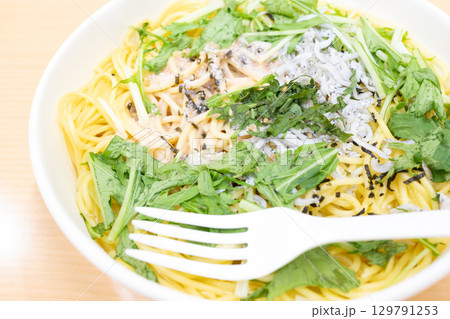 コンビニの美味しいパスタ、大葉とたらことしらすの和風スパゲッティ コンビニの美味しいパスタ、大葉とたらことしらすの和風スパゲッティ 129791253