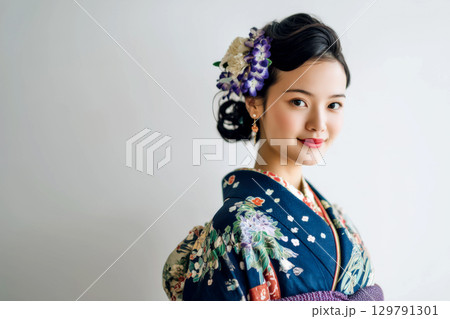 成人式の振袖を着た女性 129791301