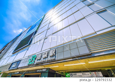 日本の東京都市景観8月19日。猛烈な暑さ…インバウンド続く…(賑わう)池袋駅東口(北)などを望む 129791532