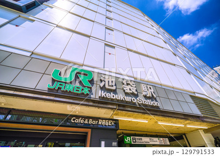 日本の東京都市景観8月19日。猛烈な暑さ…インバウンド続く…(賑わう)池袋駅東口(北)などを望む 129791533