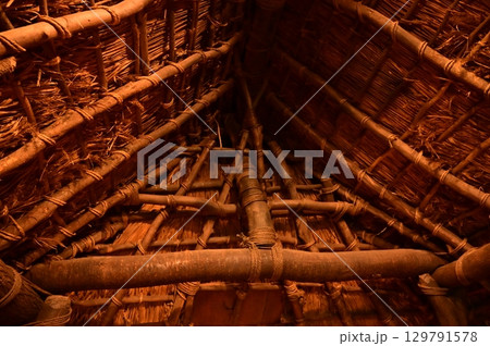竪穴式住居の屋根ぐみ 129791578