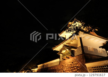 ライトアップされた夜の城郭｜石垣と白壁が輝く歴史的建築 129791617