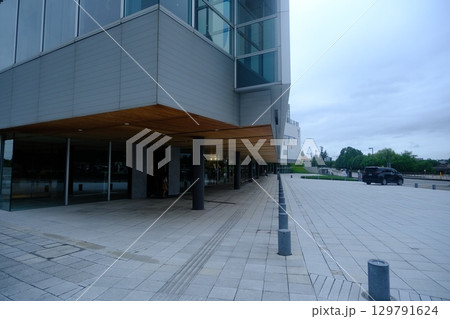現代的な建築と広場｜モダンな都市空間の風景 129791624