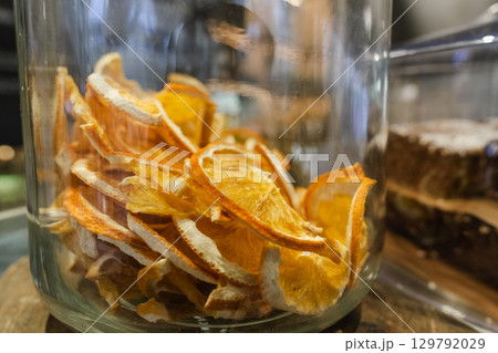 ガラス瓶に詰められたドライオレンジスライス ガラス瓶に詰められたドライオレンジスライス 129792029