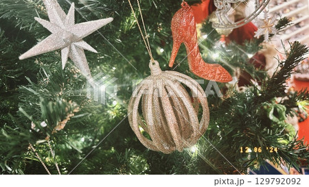 クリスマスのおしゃれなオーナメント 129792092