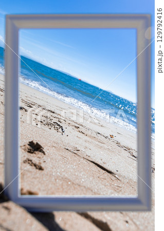 白い額縁から覗く夏の海 129792416