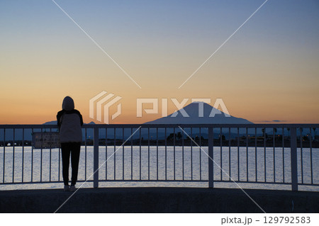 【藤沢市】片瀬海岸の夕暮れ 【藤沢市】片瀬海岸の夕暮れ 129792583