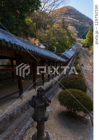 冬の岡山県岡山市 三備一宮 吉備津神社 廻廊 冬の岡山県岡山市 三備一宮 吉備津神社 廻廊 129792590