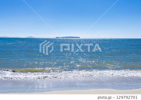 宮地浜海水浴場から眺める相島 宮地浜海水浴場から眺める相島 129792701