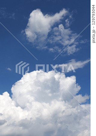 青空と白い雲 129793044