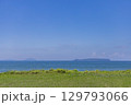 宮地浜海水浴場近くの草原と相島 129793066