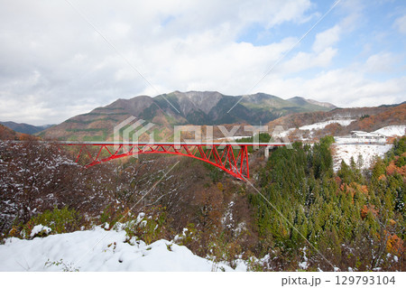 奥出雲のおろちループと紅葉、トロッコ列車おろちループ号 奥出雲のおろちループと紅葉、トロッコ列車おろちループ号 129793104