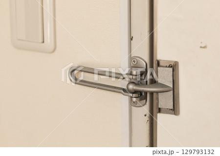 ドアのロック　(セキュリティーイメージ) 129793132