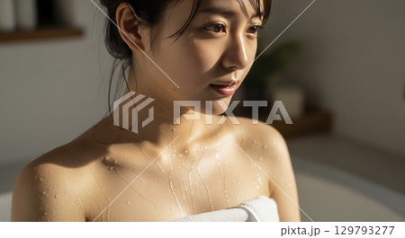 お風呂から出てバスタオルを巻く女性 129793277