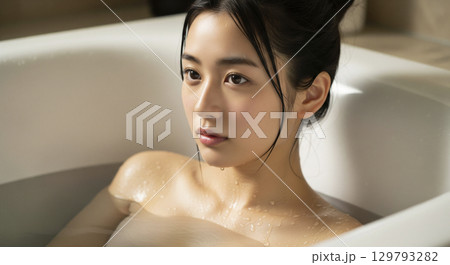 湯船につかる若い女性 129793282