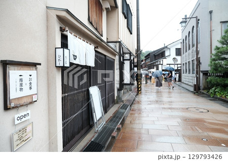 雨の石畳通りと和食店の外観 雨の石畳通りと和食店の外観 129793426