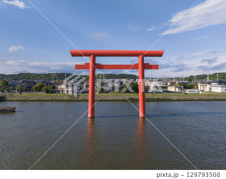 湖に立つ朱色の鳥居と日本の風景 湖に立つ朱色の鳥居と日本の風景 129793508