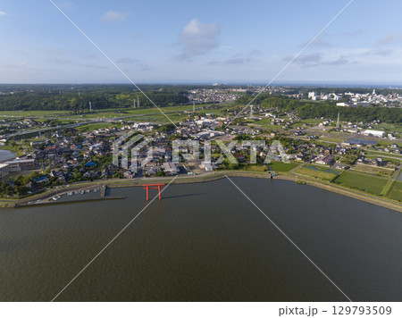 川辺に佇む一の鳥居と町並みの空撮 川辺に佇む一の鳥居と町並みの空撮 129793509