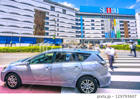 日本の東京都市景観8月19日。池袋駅東口などを望む。横断歩道に駐車した高齢ドライバーの車… 129793607