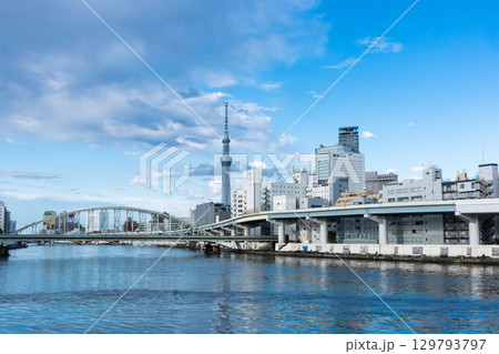 隅田川の両国河川付近、両国橋からのスカイツリーが見える風景 129793797