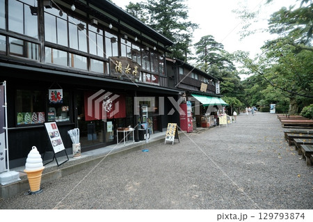 観光地の茶屋通り ― 風情ある木造建築と土産店 129793874