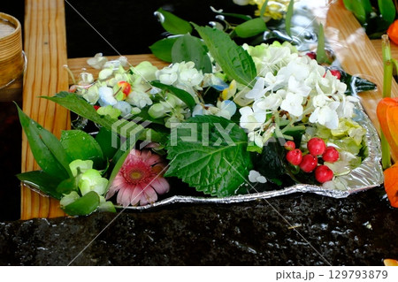 彩り豊かな花手水（神社の美しい手水鉢） 129793879