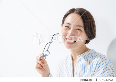 眼鏡を持った女性 眼鏡を持った女性 129793898